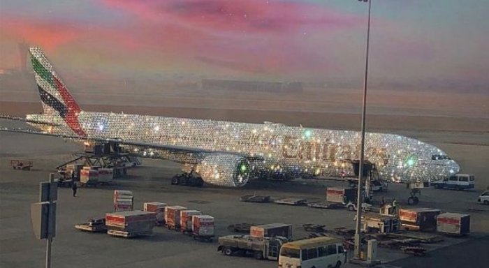 E pazakontë: Arabët sjellin aeroplanin e mbuluar me diamante