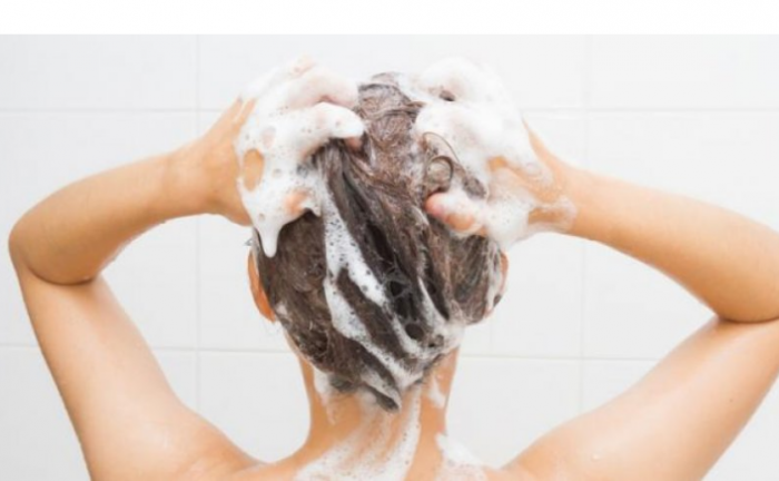 Aplikoni sheqer në shampon për flokë më të shëndetshme