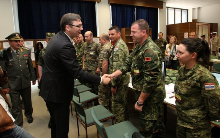 Kur presidenti serb fliste me ushtarin shqiptar