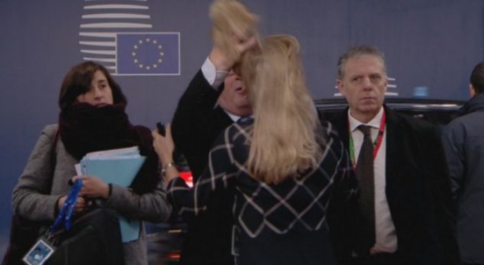 Shfaqja e Juncker në Bruksel bën xhiron e botës (Video)