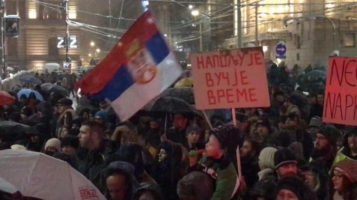 Mijëra qytetarë protestojnë para Kuvendit dhe Presidencës së Serbisë