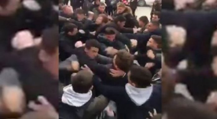 Rrahje masive mes nxënësve në Prishtinë