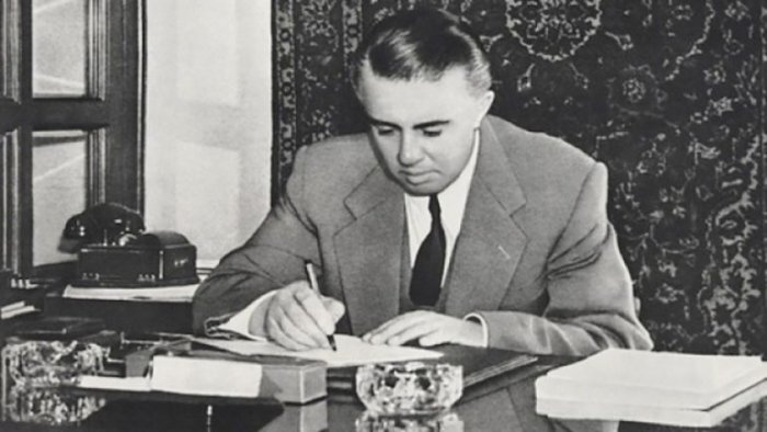 Si u sponsorizua Enver Hoxha të krijonte parti nacional-socialiste, jo komuniste