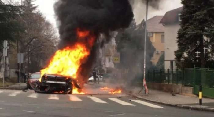 Shpërthen në flakë një makinë në Berat, policia jep detaje