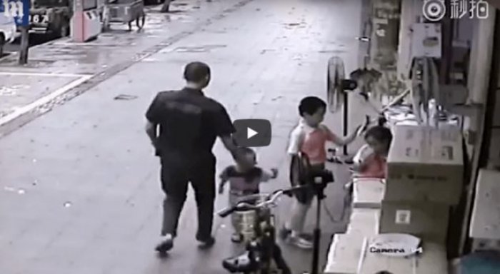 Tenton të rrëmbejë fëmijën, vëllai i mitur e shpëton (Video)