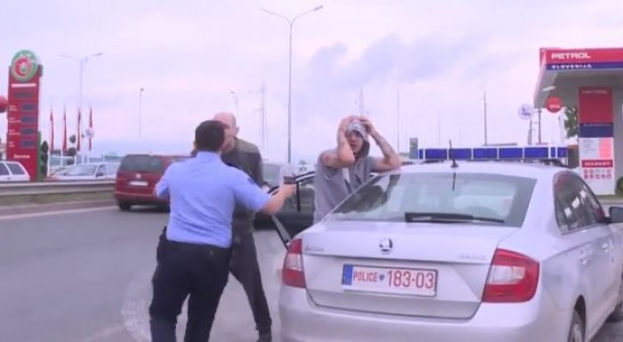 Plagosja në Prishtinë, pamje të momentit kur të arrestuarit sulmojnë policinë (Video)