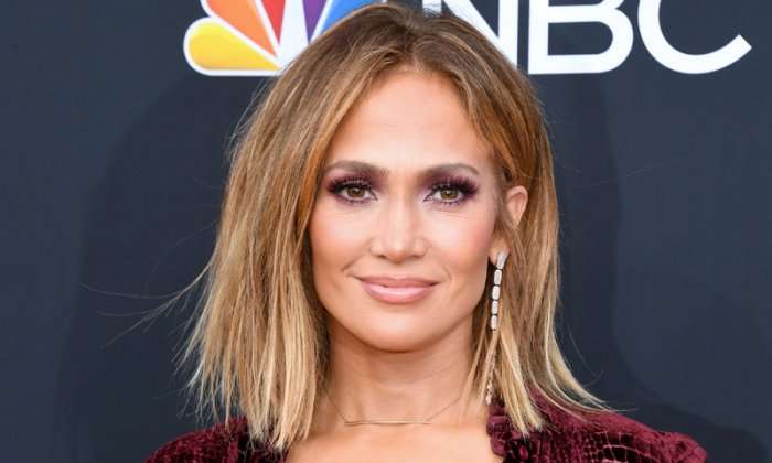 Jennifer Lopez rikthen trendin e varëseve të viteve ‘90