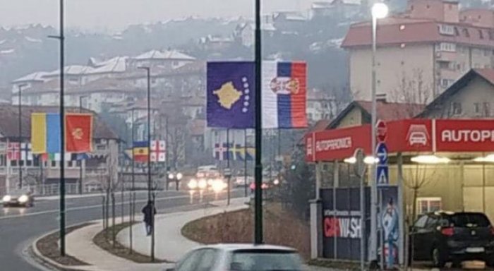 Ndodh edhe kjo: Flamujt e Kosovës dhe Serbisë në një shtyllë midis Bosnjës e Hercegovinës