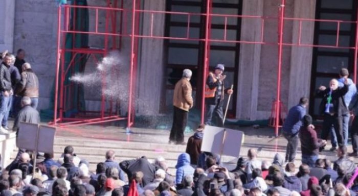 Ambasasdori i Austrisë: Në protestë gjithçka shkonte mirë derisa fluturuan gurët