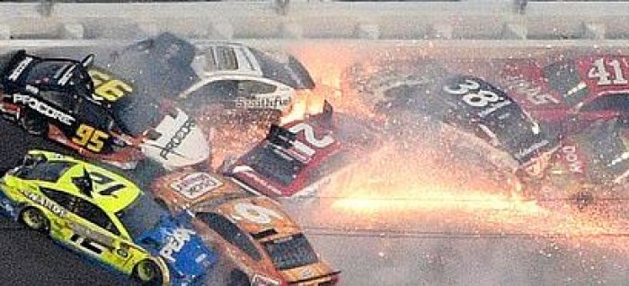 Një aksident masiv mori pothuajse gjysmën e makinave që garonin në Daytona 500 të së Dielës (Video)