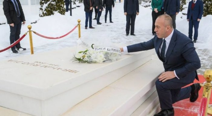 Kryeministri Haradinaj bën homazhe tek varri i ish-presidentit Rugova, viziton edhe familjen e tij
