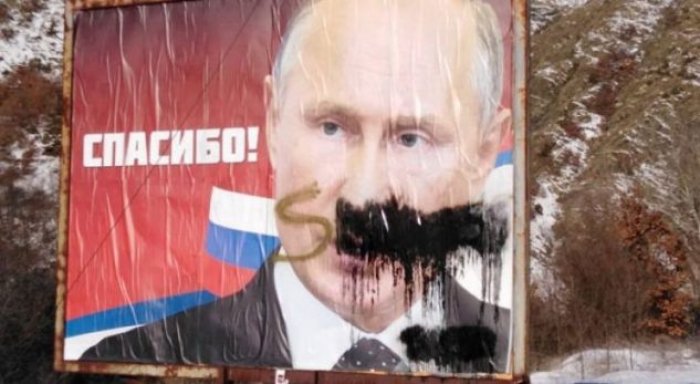 Shkatërrohen bilbordet me fotografinë e Putinit në Kosovë