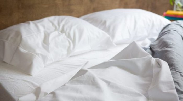 A duhet t’i lani çarçafët menjëherë pas seksit? Ja ç’thotë gjinekologia