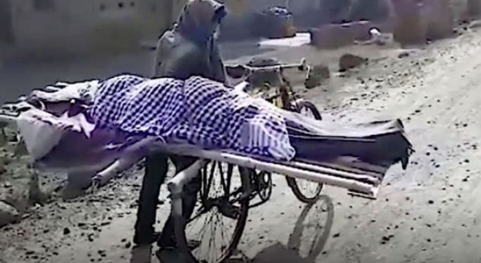 Fqinjët refuzuan ta ndihmonin, jetimi çon të ëmën në varreza me biçikletë (Video)