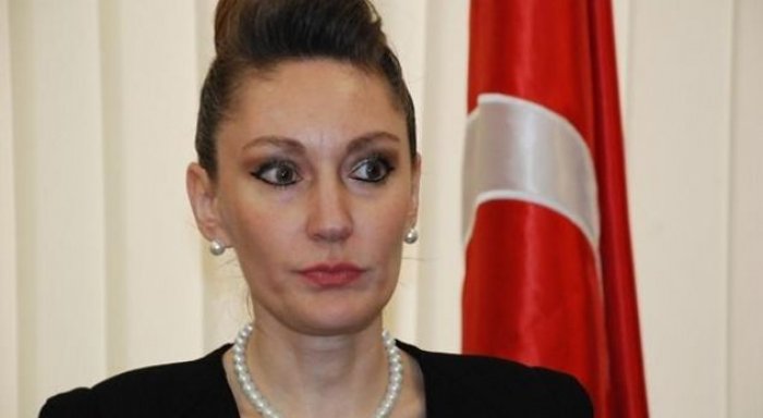 Ambasadorja turke përfundon mandatin, largohet nga Kosova