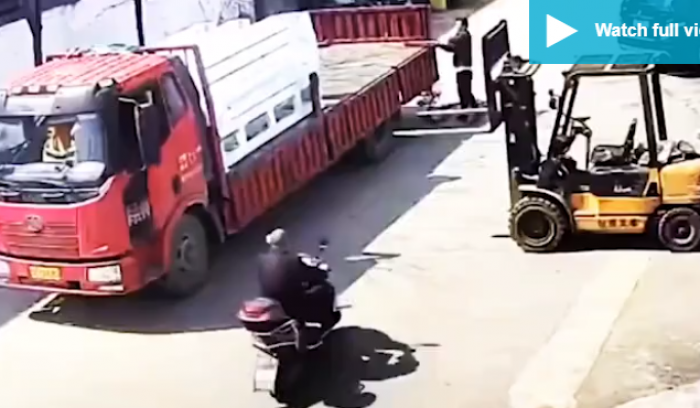 Video tronditëse: Motoçiklisti përplaset me kokë tek shufrat metalike
