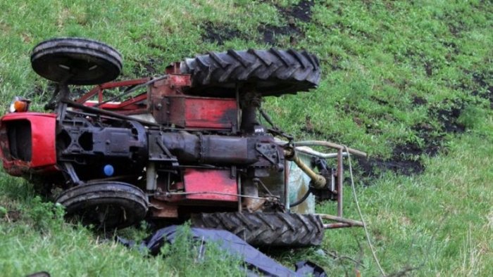 Vdes një burrë në Kamenicë, traktori e zë përfundi