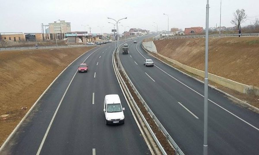Nënshkruhet kontrata për rregullimin e rrugës në drejtim të Graçanicës