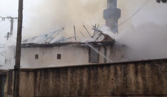 Pamje të reja nga xhamia e djegur në Lipjan