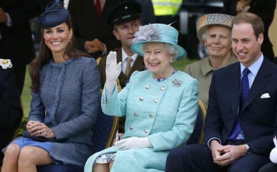 Mbretëresha, William dhe Kate uruan të parët fëmijën e dytë të Meghan dhe Harry-t