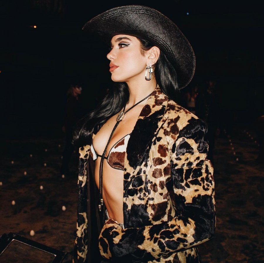 Si asnjëherë më parë! Dua Lipa pozon për revistën e njohur dhe duket kaq ndryshe me look-un e ri!