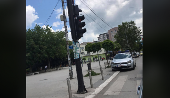  Në Mitrovicë Policia parkon veturën para shenjës që tregon se ndalohet parkingu 