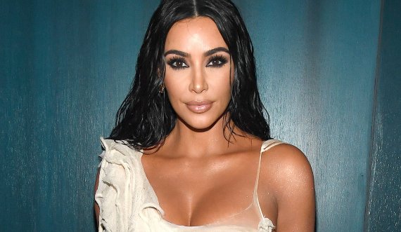Kim Kardashian e veshur me fustan të ngushtë shkëlqen rrugëve të Los Angeles