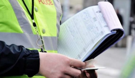 Policia shqiptoi 107 tiketa trafiku e konfiskoi 7 patentë shoferë në Prizren