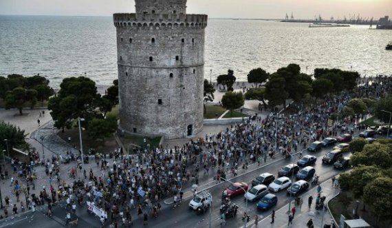 Greqia forcon masat ndaj të pavaksinuarve, nuk hyn më në punë testi negativ