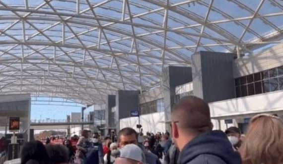 Panik në aeroport, një pasagjeri i gjendet armë