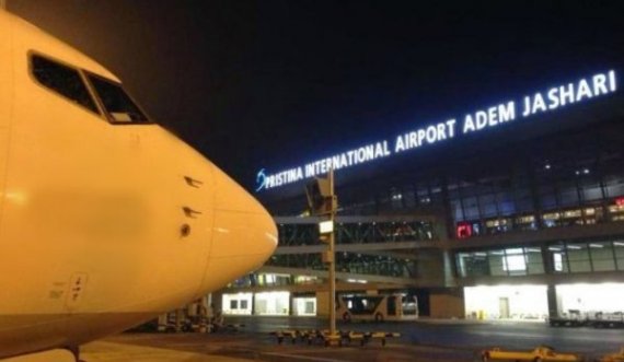 Pasagjerët hapin derën e emergjencës pasi ishin mbyllur brenda aeroplanit pa ajër në aeroportin e Prishtinës