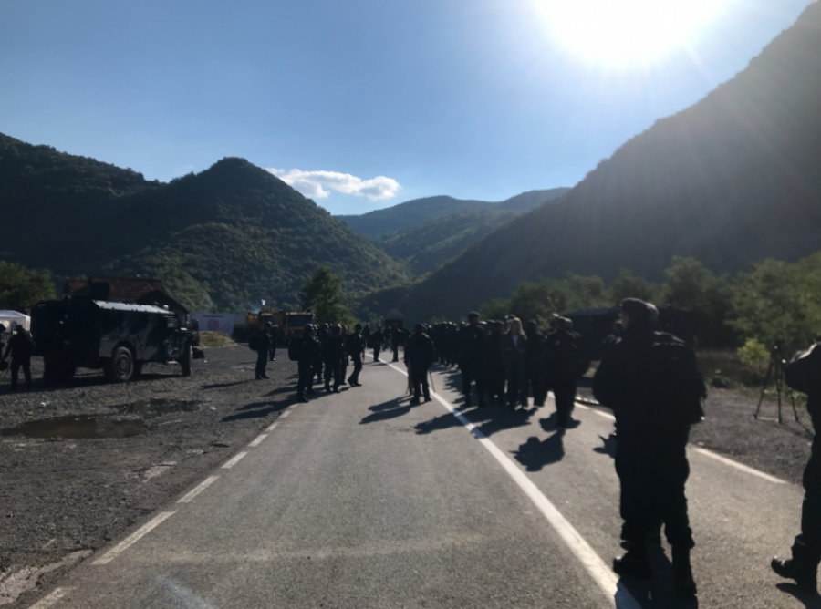 Me peshë të rëndë mbi supe, policët e Kosovës ecin në këmbë me kilometra në veri