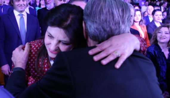 Kuvendi bashkon Topallin me Berishën, përqafime të sinqerta mes dy ish-bashkëpunëtorëve