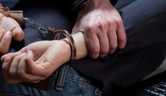 Arrestohet një 33-vjeçar në Kaçanik, kërcënoi me sëpatë dy persona