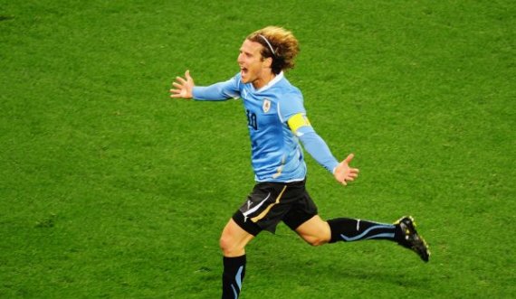 Forlan i rikthehet futbollit në moshën 42-vjeçare