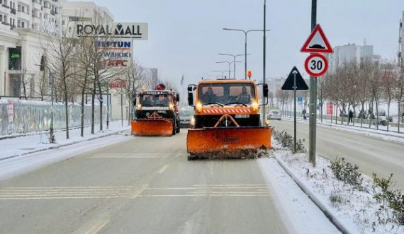 Nënkryetari i Prishtinës thotë se kanë angazhuar 27 makina për pastrimin e rrugëve nga bora