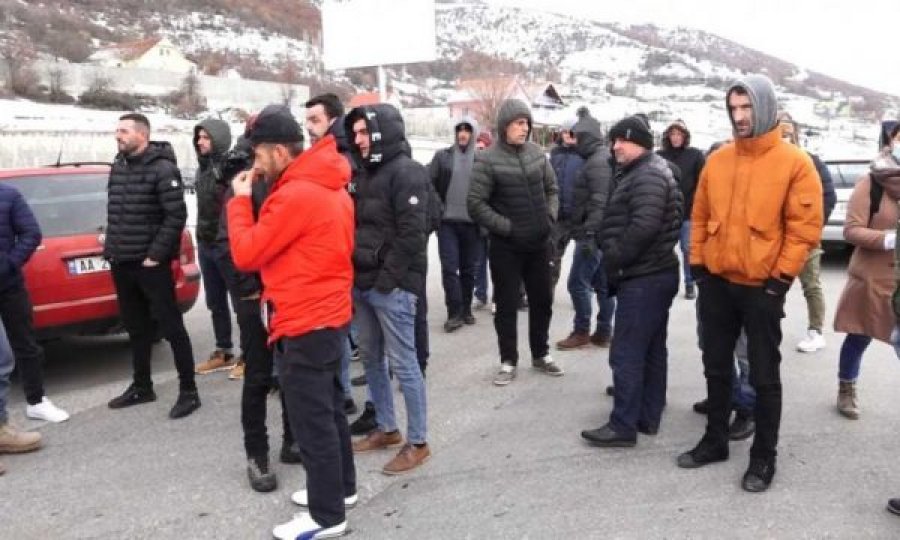 Protestuesit tentojnë ta kalojnë kufirin në Morinë, përplasen me policinë