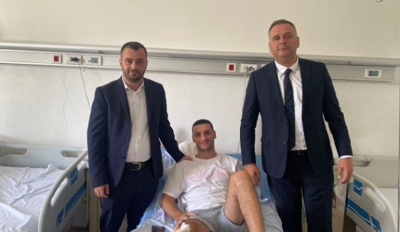 Deputeti i VV-së publikon pamje të policit nga spitali që dyshohet se u plagos nga Lushtakët
