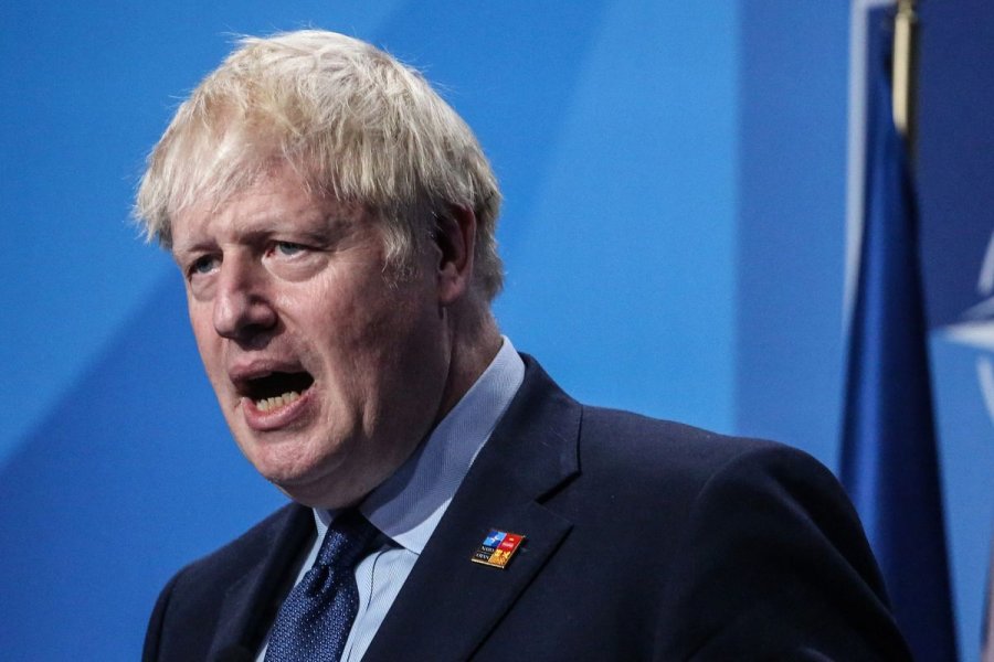 Boris Johnson dorëhiqet nga kreu i partisë, synon të rrijë edhe pak në Zyrën e Kryeministrit