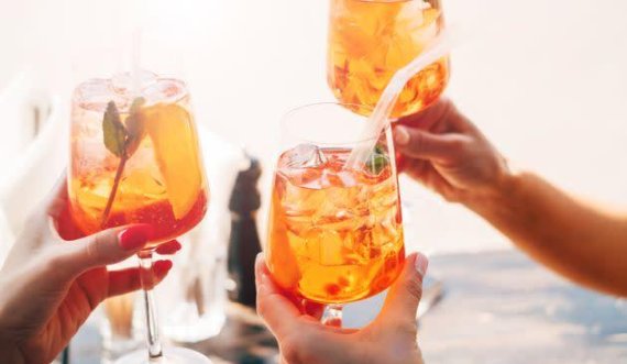 Ja pse pirja e alkoolit gjatë ditës ndikon në trupin tuaj ndryshe, sipas ekspertëve