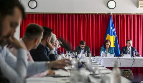 Kurti në Prevallë u jep porosi kryetarëve të komunave si ta mbrojnë paranë publike