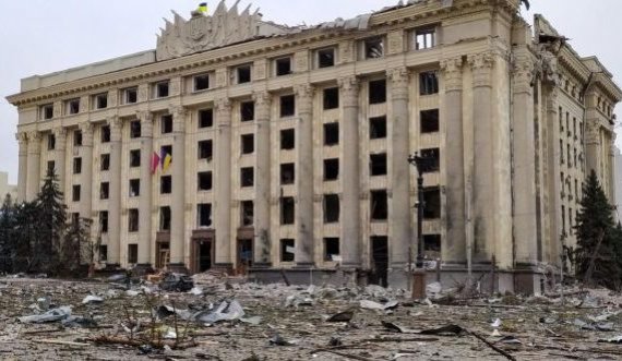 Rusët bombardojnë ndërtesën e Qeverisë në Kharkiv