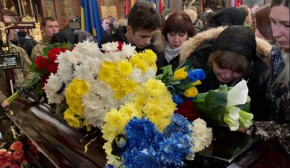 Gjatë funeralit të 4 ushtarëve ukrainas në Lviv ndërpritet ceremonia mortore