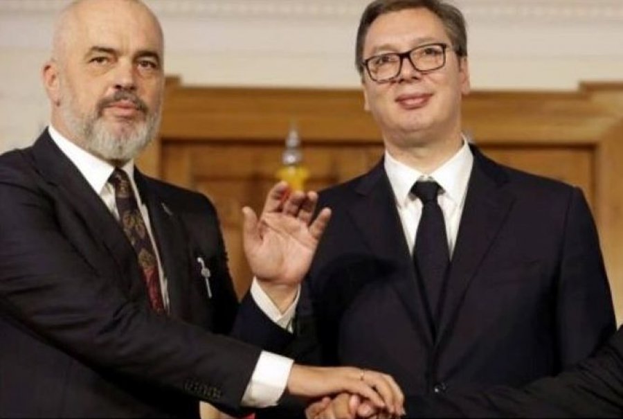 Vuçiç publikon foto me mikun e tij Edi Ramën