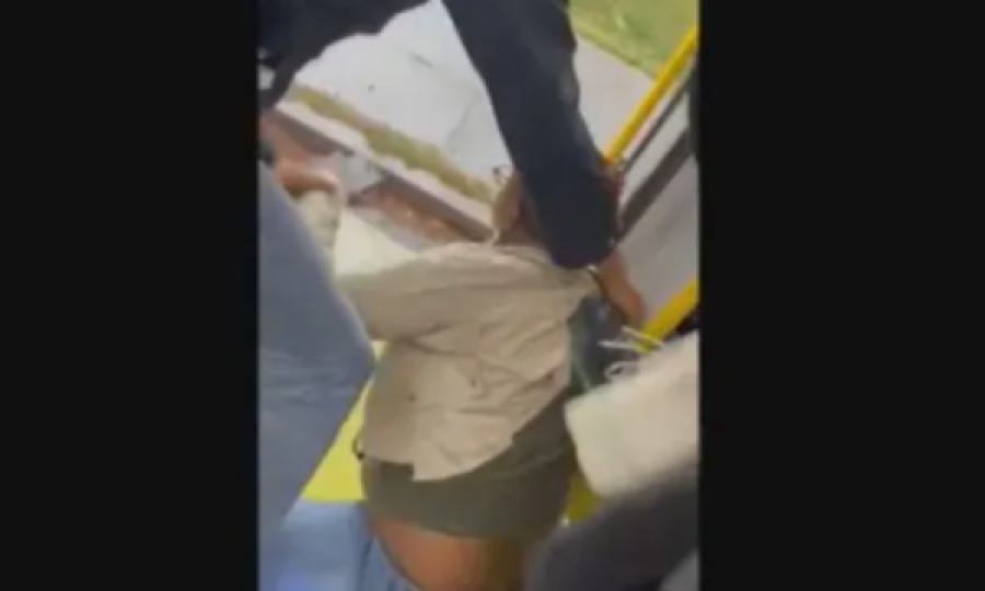 Një video shqetësuese shfaq të rinjtë që e hedhin jashtë gruan nga autobusi