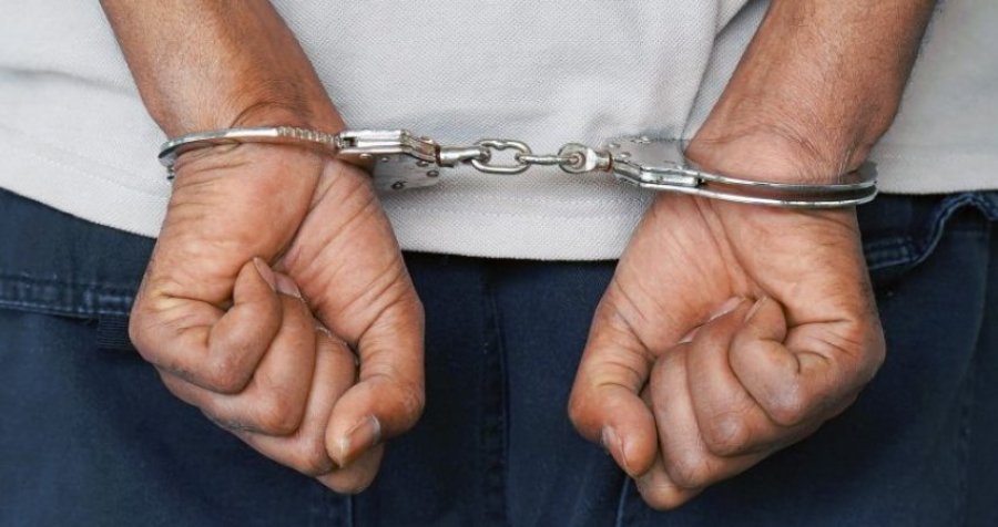Kërcënoi bashkëfshatarin e tij me kallash për pronë, arrestohet 49-vjeçari