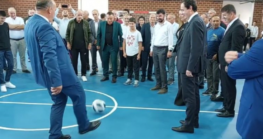 Albin Kurti luan pak futboll, Qeveria e poston videon në faqe zyrtare 