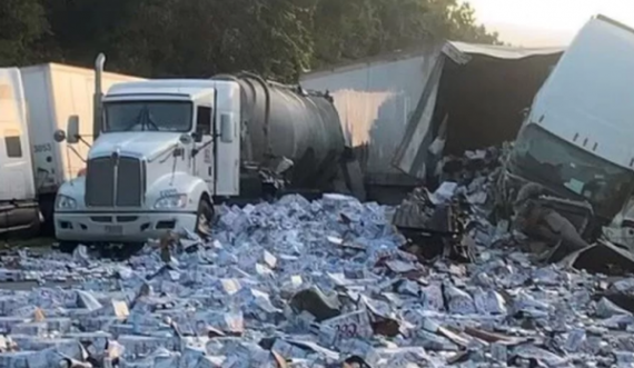 Përplasen pesë kamionë, pakot me birra mbulojnë autostradën