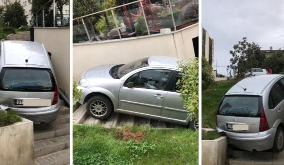 “Me rëndësi me u parku”, shikoni se si përfundoi kjo veturë në Prishtinë