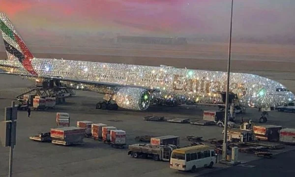 Arabët sjellin aeroplanin e mbuluar me diamante